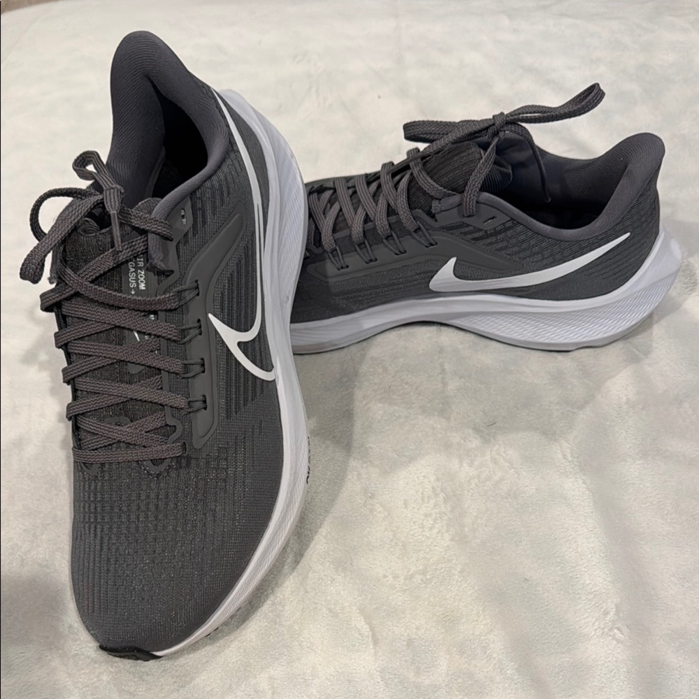 Nike Pegasus 39, new, gray and white, women’s size 9
